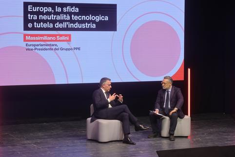 L'europarlamentare Massimiliano Salini con il giornalista di Bresciaoggi Giuseppe Spatola - foto OnlyCrew/Filippo Venezia